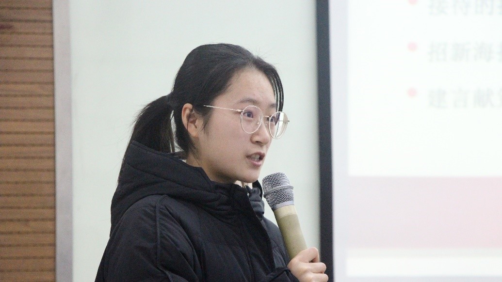 图12 杨诗琴同学进行年度热心队员答辩.jpg